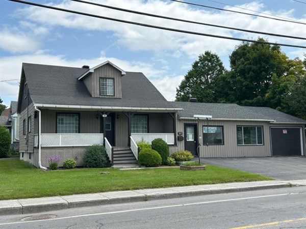 One-and-a-half-storey house for sale (Estrie)